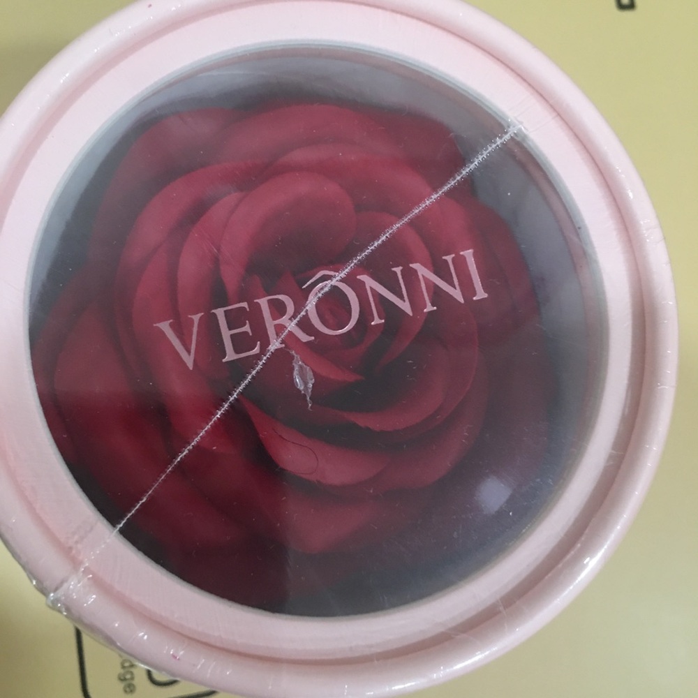 Veronni 3D rose petal Blush - Waterproof cream blush - Picture 2 of 4